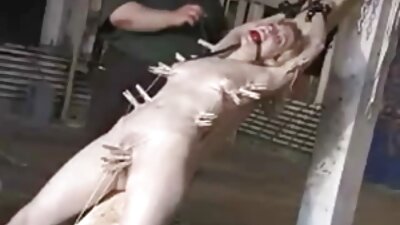 Vruća plavokosa žena jaše na kauču na tvrdom kitu svog muškarca
