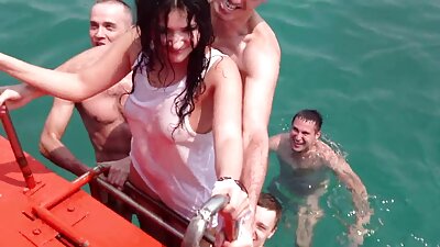 Napaljena mama masturbira sa seksualnim igračkama jedno u dupe u mačkici