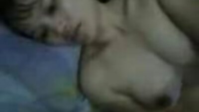 Napaljena supruga dobro jebena na kauču i gutajući mužikov teret