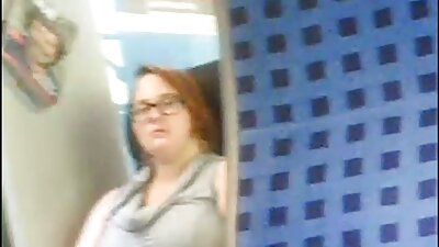 Vruća supruga pozira pokazujući svoje tijelo