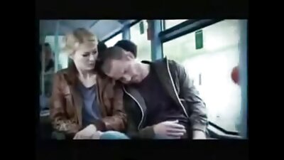 Kučka siše kurac mog muža dok ja snimam grupni seks svingersku zabavu