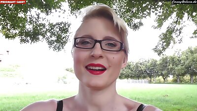 Žena u glupom šeširu na koljenima pruža mi oralni seks